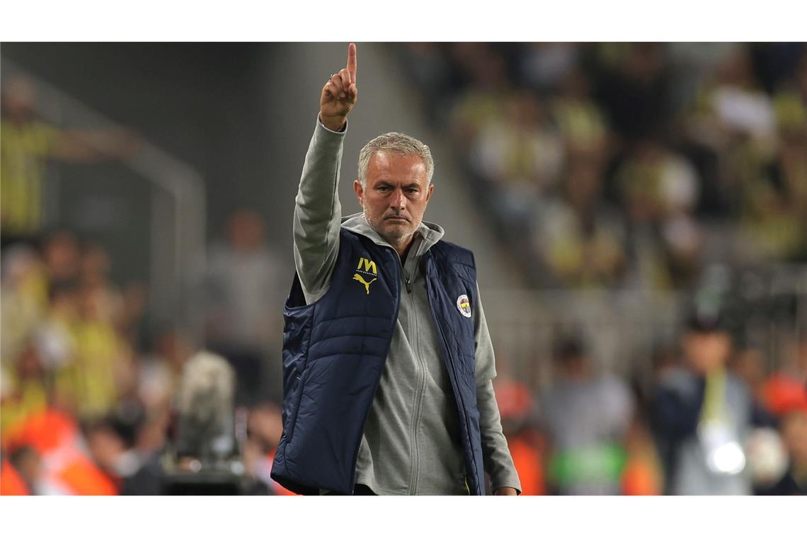 Streit geht weiter: Mourinho verklagt Galatasaray Das Derby und sein Protagonist: "Fener"-Trainer José Mourinho.