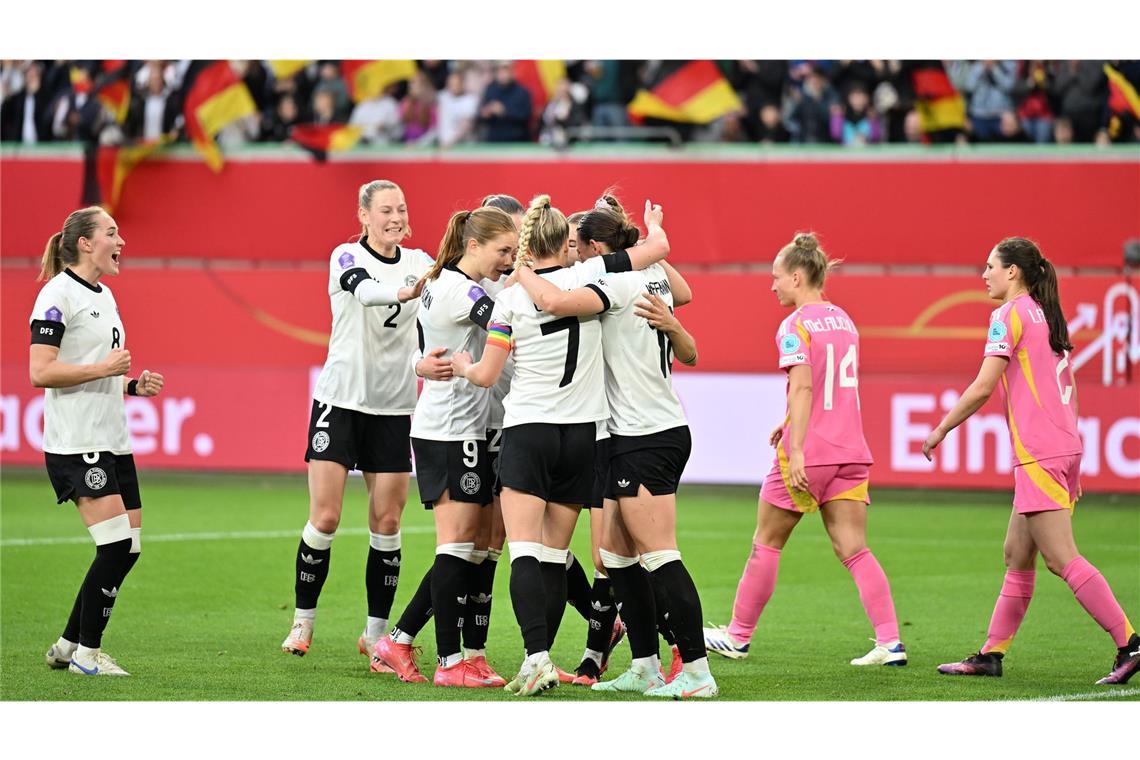 DFB-Frauen feiern 6:1 nach Stotterstart gegen Schottland Das deutsche Frauen-Nationalteam kann in Wolfsburg drei Monate vor der EM erst in der zweiten Halbzeit überzeugen – dann aber richtig. Es gibt sogar ein Torfestival.