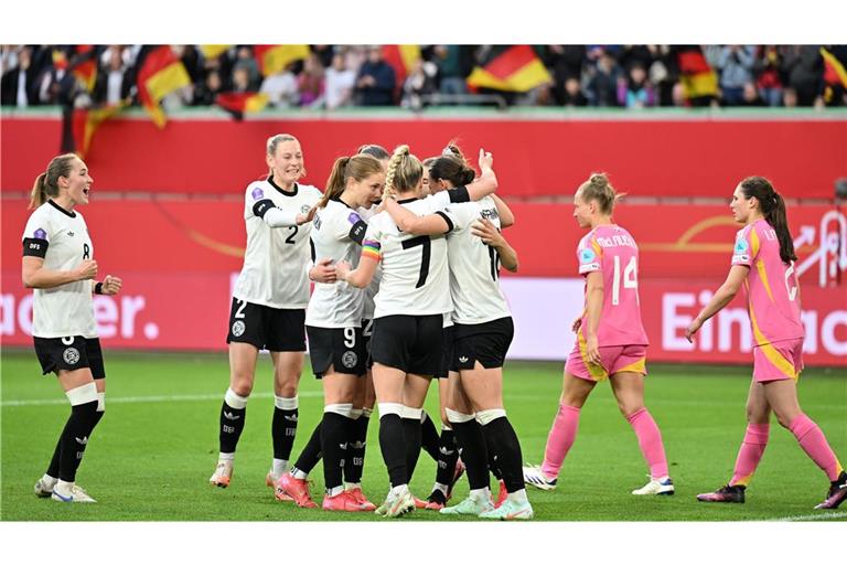 Das deutsche Frauen-Nationalteam kann in Wolfsburg drei Monate vor der EM erst in der zweiten Halbzeit überzeugen  –  dann aber richtig. Es gibt sogar ein Torfestival.