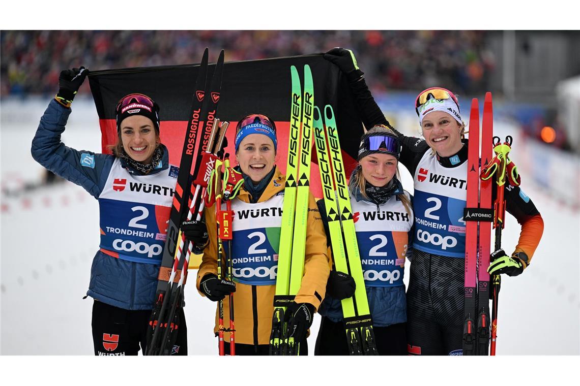 Tränen nach dem "Krimi": Langläuferinnen feiern WM-Bronze Das deutsche Team jubelt mit Deutschland-Fahne.