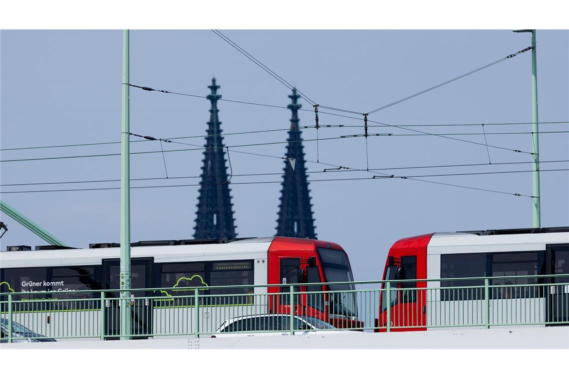 Kündigungswelle nach Preiserhöhung beim D-Ticket bleibt aus Das Deutschlandticket bleibt für viele Verbraucherinnen und Verbraucher ein attraktives Angebot für den ÖPNV. (Archivbild)