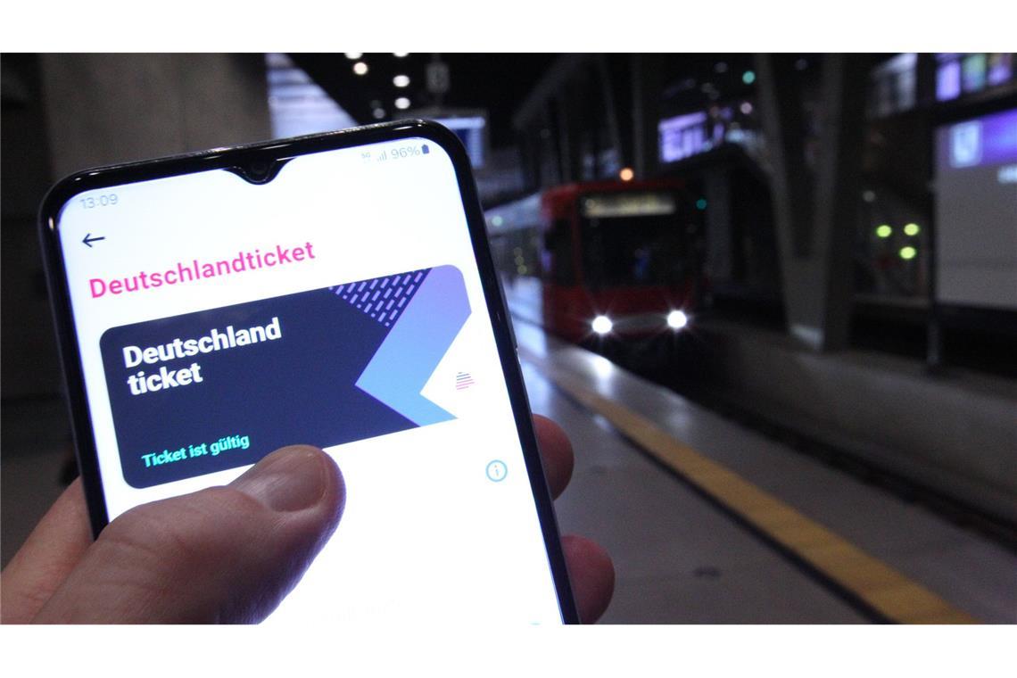 Deutschlandticket: Warum es in Tübingen billiger ist Das Deutschlandticket gibt es auch per App.