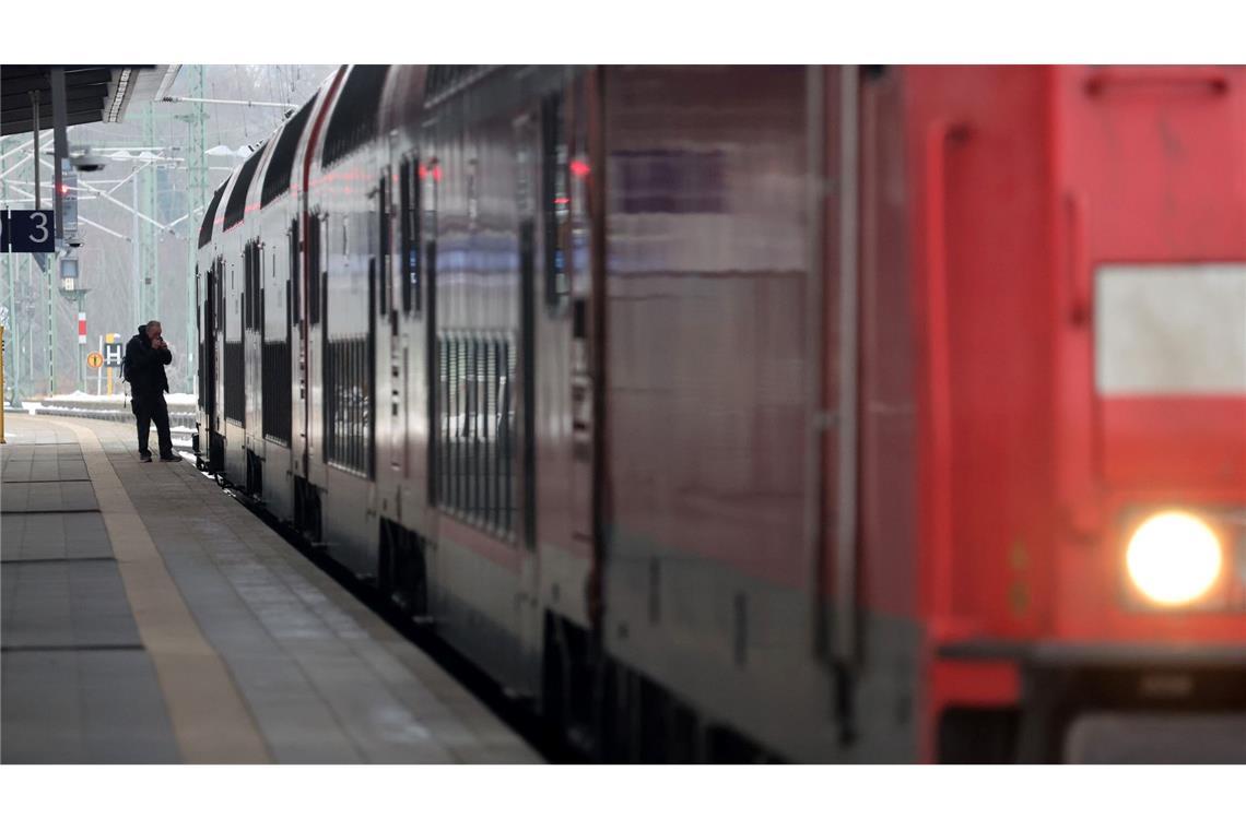 Mindestlohn, Bundestag, Nachname – was sich 2025 ändert Das Deutschlandticket gilt im Nah- und Regionalverkehr. (Archivbild)