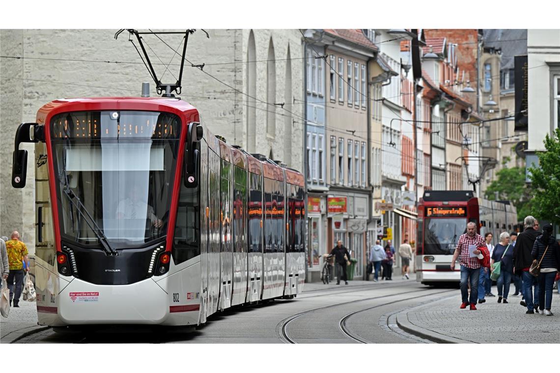 Auto- und Bahnfahren wurde im Januar deutlich teurer Das Deutschlandticket wurde zum Januar zwar deutlich teurer - insgesamt hat es aber zu einer Vergünstigung des öffentlichen Nahverkehrs geführt. (Archivbild)