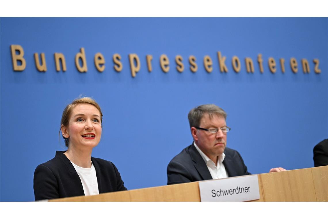 Das DIW hat mögliche Steuereinnahmen im Auftrag der Linken berechnet - die Ergebnisse stellten Parteichefin Ines Schwerdtner und Forscher Stefan Bach vor.