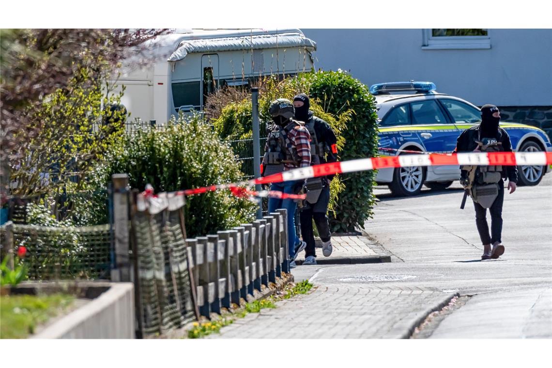 Dreiköpfige Familie bei Gewalttat im Westerwald getötet Das Dort wurde abgeriegelt. Schwer bewaffnete Polizisten sind vor Ort.