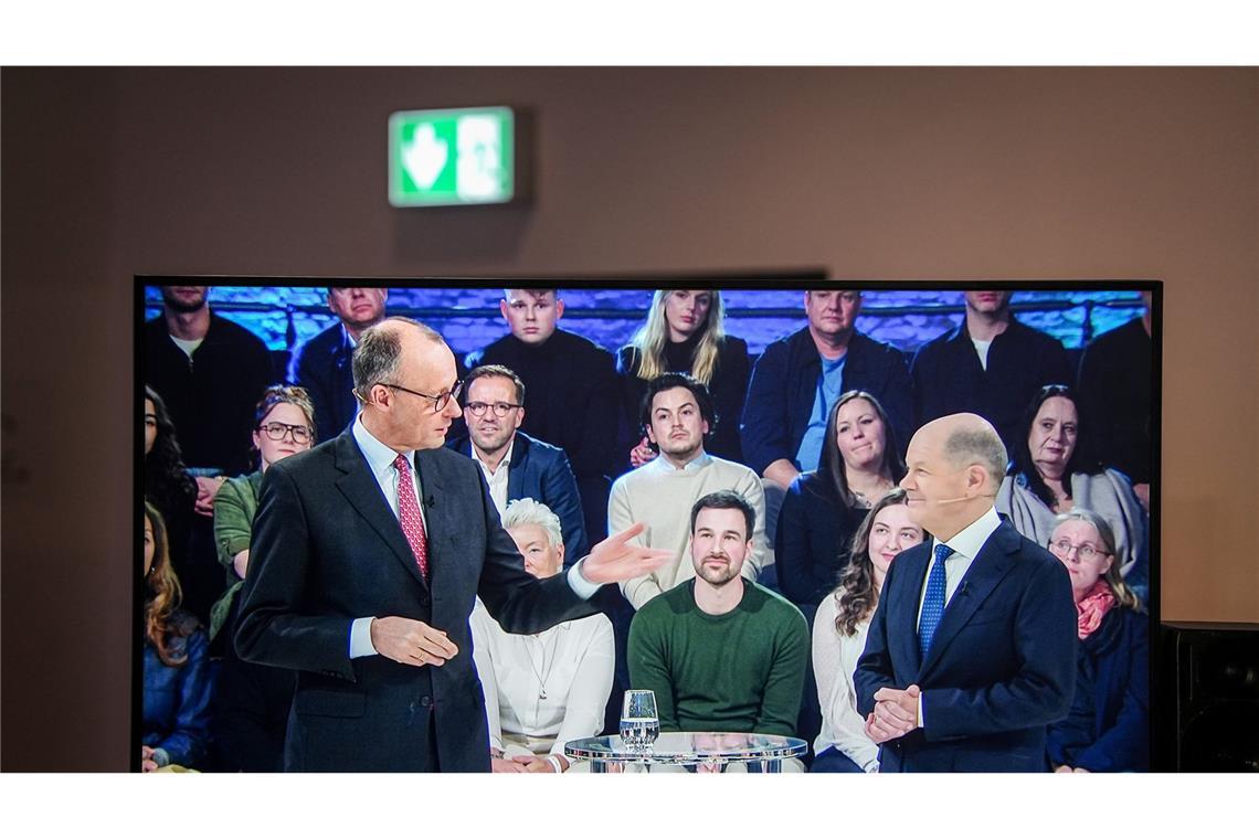Vom Ampel-Aus bis zur Rücktrittswelle – Chronik des Wahlkampfs in Bildern Das dritte Aufeinandertreffen zwischen Kanzler Olaf Scholz und Kanzlerkandidat Friedrich Merz in der ARD-“Wahlarena“. Weniger als eine Woche vor dem Wahltag konnten – abgesehen von Sahra Wagenknecht – die Spitzenkandidaten der größeren Parteien noch mal für sich werben. Wenig die Streitgespräche zwischen den Politikern, die wenig Neues zutage förderten, war es hier vor allem der Fokus auf Fragen aus dem Publikum, die Scholz und Co. ins Schwitzen brachten; die Spitzenkandidaten wirkten in der Auseinandersetzung untereinander deutlich souveräner als in der mit dem Normalbürger.