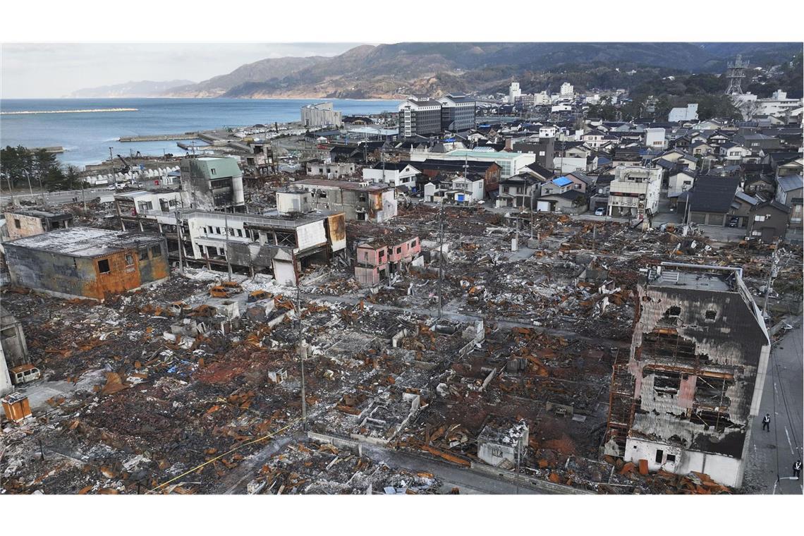 Mega-Beben in Japan werden immer wahrscheinlicher Das Drohnenfoto zeigt die ausgebrannte Stelle eines ehemaligen Marktes, wo nach einem Erdbeben ein Großbrand ausgebrochen war. Die Präfektur Ishikawa wurde am Neujahrstag 2024 von einem Erdbeben der Stärke 7,6 getroffen.