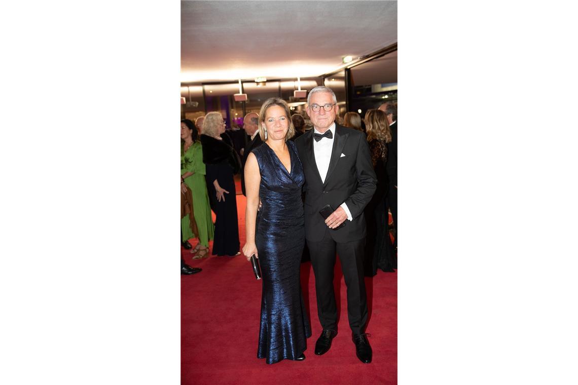 Das dunkelblaue Kleid Christine Strobl schimmerte metallisch. Der Innenminister Thomas Strobl vertrat den kranken Ministerpräsidenten Kretschmann beim ersten Tanz.