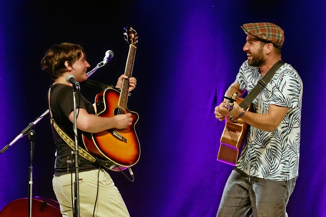 Musikalisches Feuer bei Gewitterregen Das Duo Stray Colours leistet als Vorband ebenfalls richtig gute Arbeit.