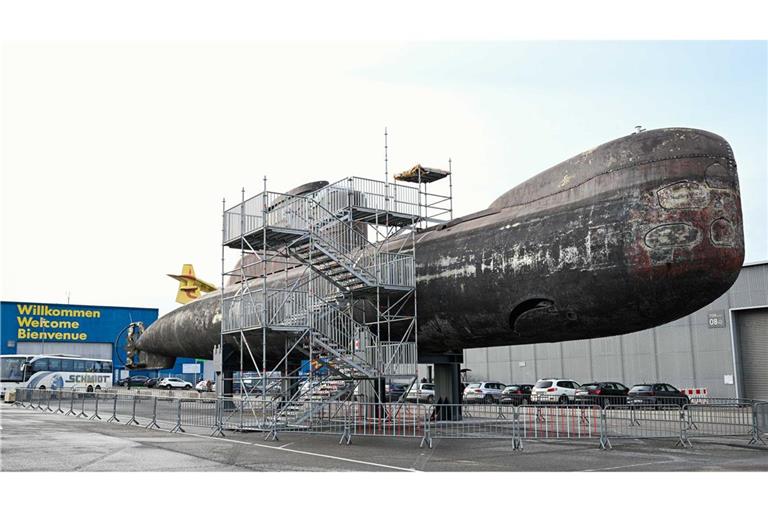 Das ehemalige U-Boot U-17 steht auf einem Parkplatz vor dem Technikmuseum.