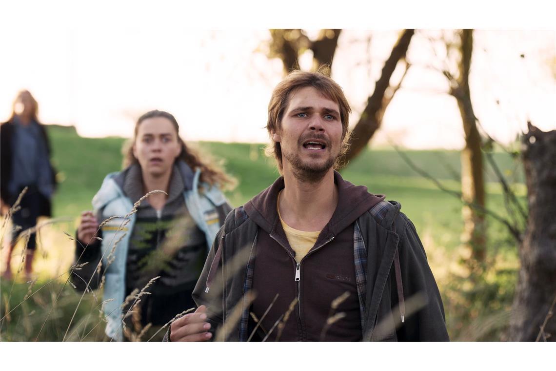 So war die „Letzte Ernte“ mit Charlotte Lindholm Das Ehepaar Feldhusen (Henning Flüsloh , r. und Ronja Herberich, M.) wird Zeuge eines tragischen Ereignisses auf dem Hof.