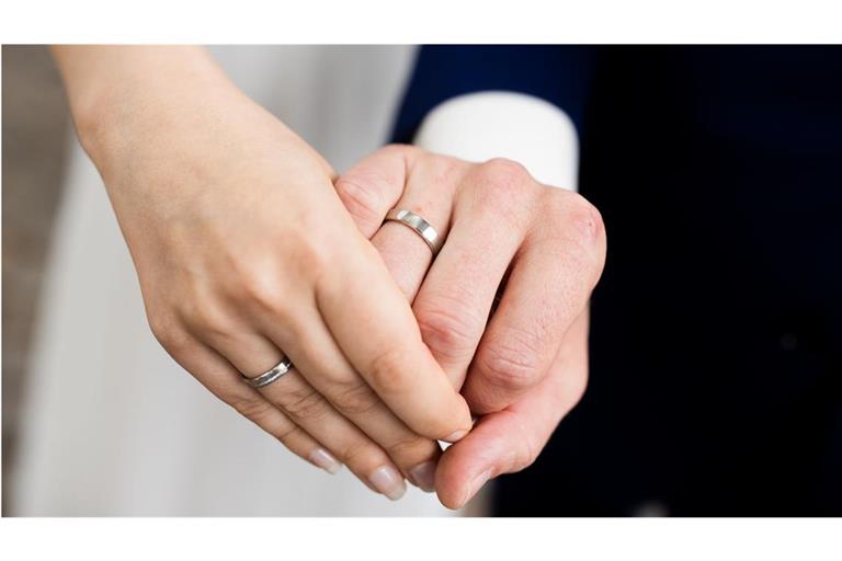 Das Einkommen beider Ehe- oder Lebenspartner gemeinsam zu versteueren lohnt nur, wenn einer – meistens ist dies die Frau – deutlich weniger verdient. Erweitert die Frau ihre Arbeitszeit, schrumpft der Splittingvorteil, von ihrem höheren Verdienst bleibt netto weniger übrig.