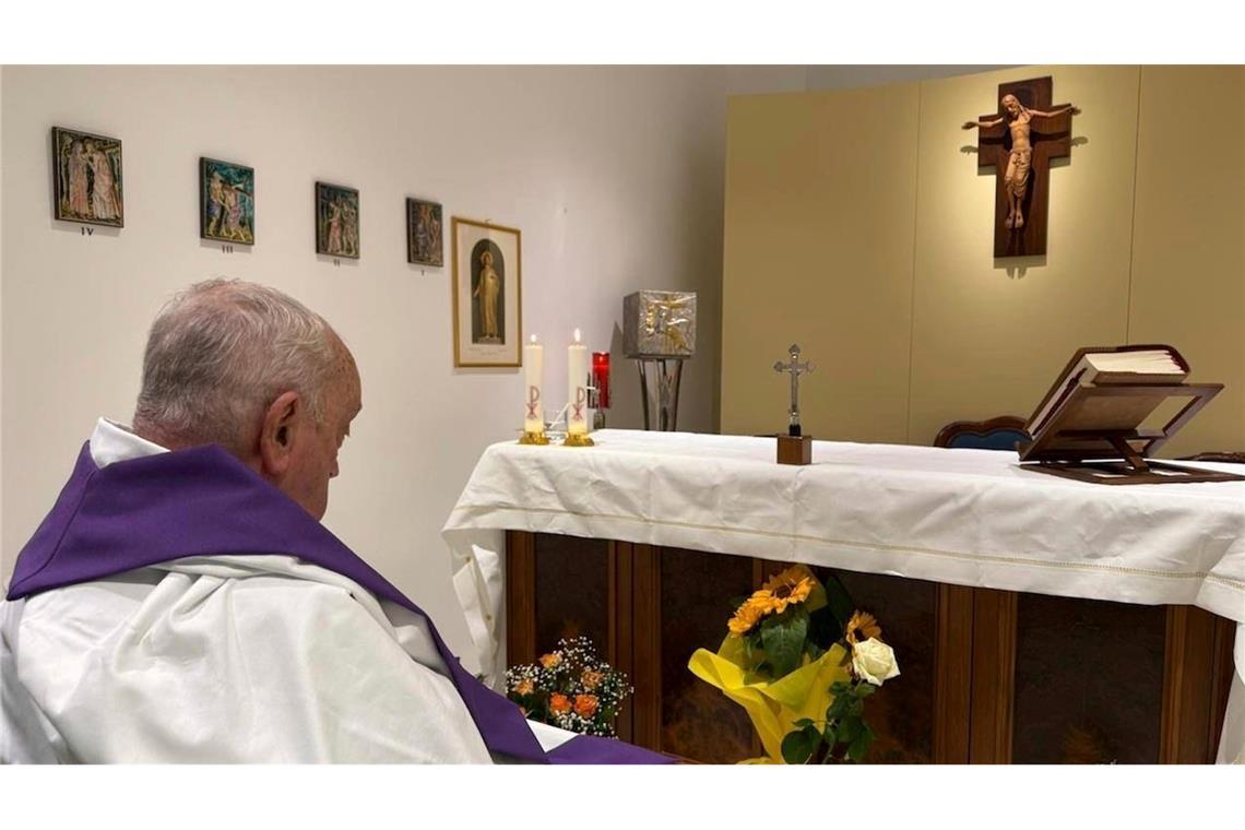 Papst Franziskus will am Sonntag öffentlich auftreten Das einzige Foto, das bisher aus dem Krankenhaus veröffentlicht wurde. (Archivbild)
