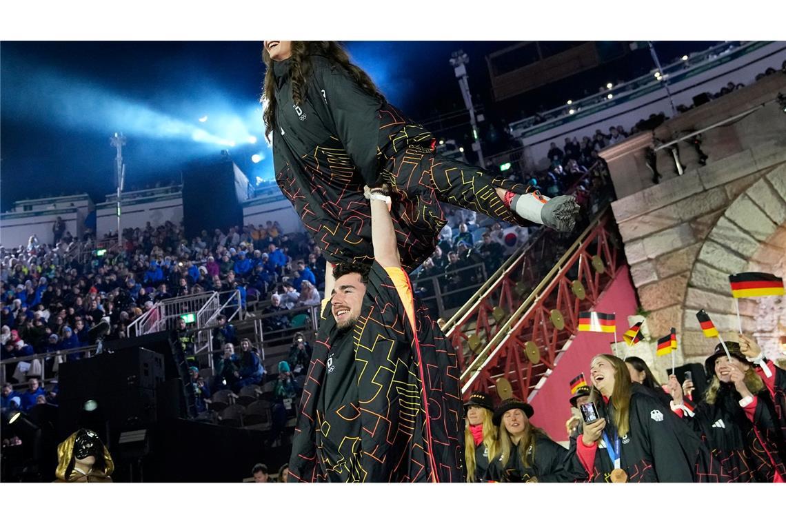 Das Eiskunstlauf-Duo Annika Hocke und Robert Kunkel zeigte eine Hebefigur.