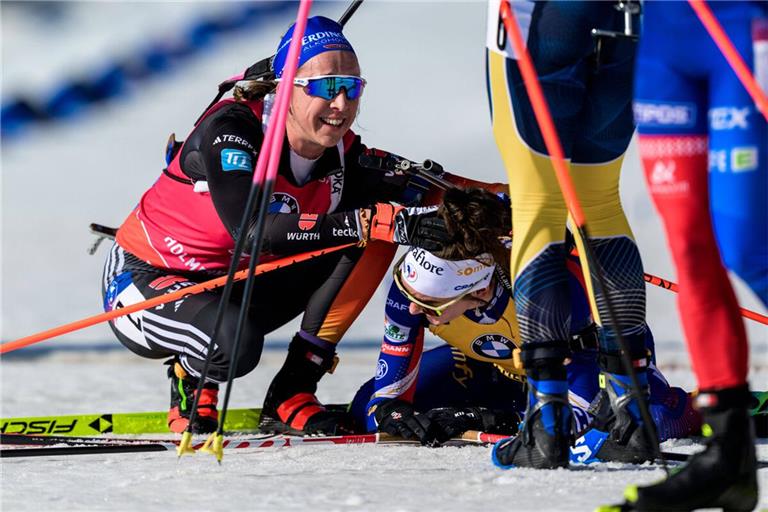 Das Ende eines Biathlon-Krimis: Franziska Preuß kümmert sich um ihre enttäuschte Kontrahentin Lou Jeanmonnot.