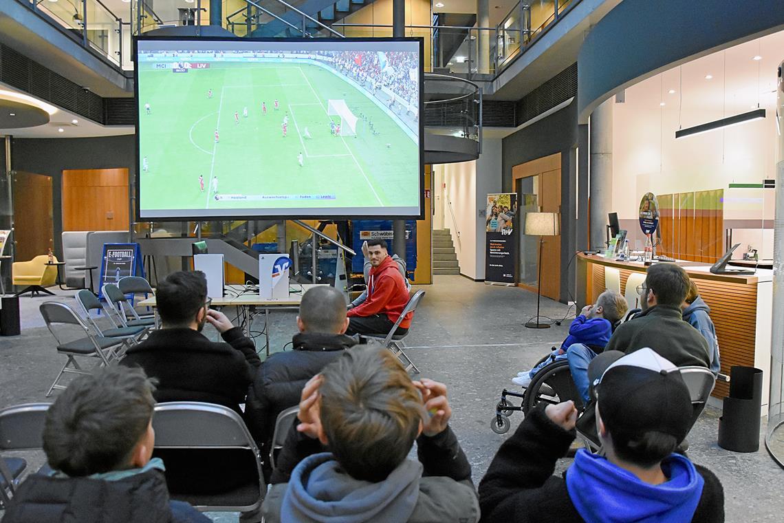 FC Viktoria Backnang stoppt Serie der SG Sonnenhof Großaspach Das Endspiel stößt auf reges Interesse und kann auf der Leinwand im Kundenraum der Volksbank bestens verfolgt werden. Foto: Tobias Sellmaier