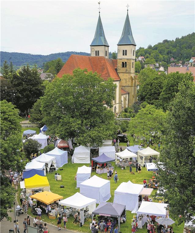 Stelldichein der Kreativen im Stadtgarten Das Ensemble der ehemaligen Klosteranlage mit Stadtkirche ist ein klasse Ambiente für den Markt.