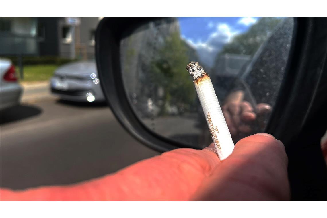 Italien droht mit drastischen Strafen für Müll aus dem Auto Das Entsorgen von Zigaretten aus dem Auto kann in Italien künftig teuer werden. (Archivbild)