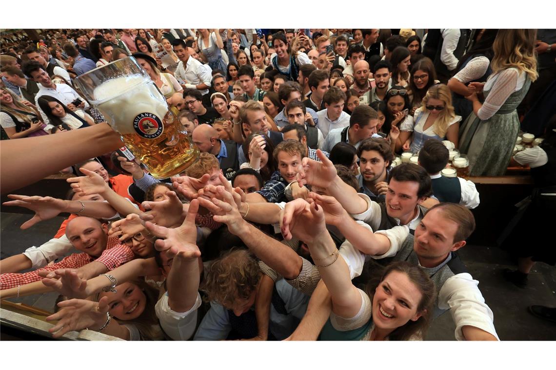 Was man zum Münchner Oktoberfest wissen muss Das erste Bier gibt es am Anstichstag erst um 12 Uhr - entsprechend groß der Durst. (Archivbild von 2024)