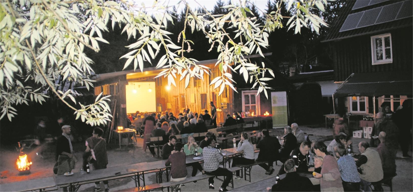 Bauer sucht...einen Ausweg Das erste Hofkino fand richtig guten Anklang. Viele kamen auf den Wacholderhof, um den Film zu sehen und zu diskutieren. Foto: U. Gruber