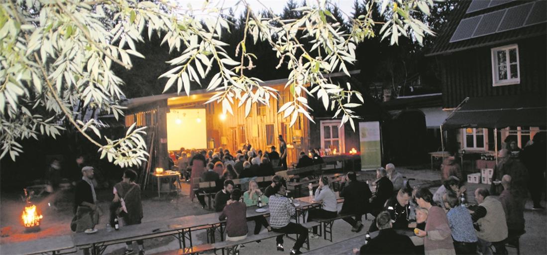 Das erste Hofkino fand richtig guten Anklang. Viele kamen auf den Wacholderhof, um den Film zu sehen und zu diskutieren. Foto: U. Gruber