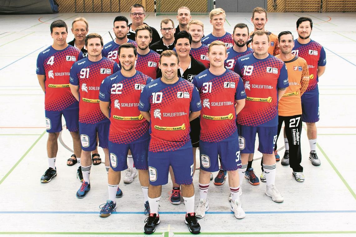 HSG will den Sprung nach oben schaffen Das erste HSG-Team um Trainer Alexander Belz (hinten links) und Co-Trainer Boris Baumann (rechts daneben) strebt den Aufstieg an. Foto: privat