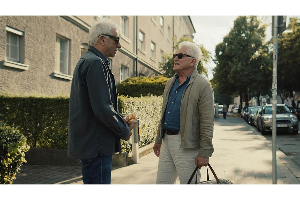 Das erste Wiedersehen als Pensionäre – mit schicken Sonnenbrillen und ohne Dienstausweis und Waffe