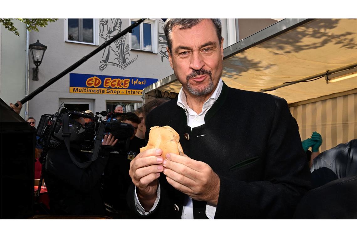Schweine-Wettgrillen mit Söder und Peta-Protest Das Essen schmeckt.