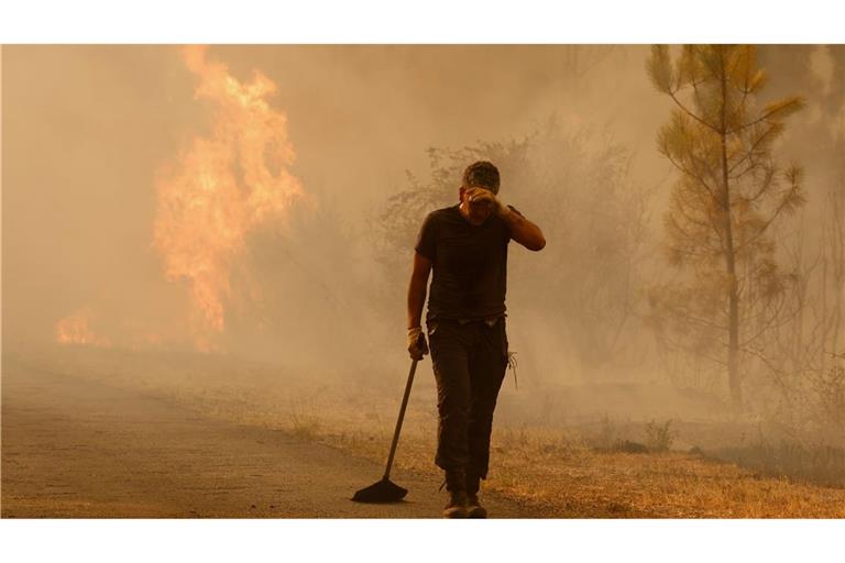 Das extrem heiße Wetter, die zusätzliche Gluthitze der Brände und der viele Rauch bringt die Brandbekämpfer an den Rand ihrer Kräfte.