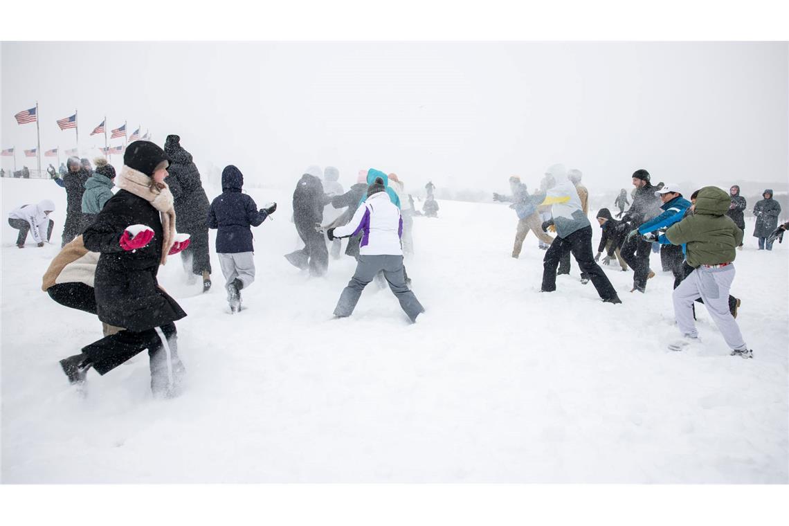 Das Extremwetter bringt auch Spaß, wie etwa bei einer ausgelassenen Schneeballschlacht in der US-Hauptstadt Washington.