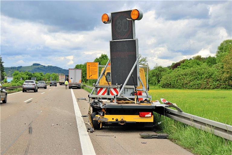 Das Fahrzeug des Straßenunterhaltungsdienstes wird gegen die Leitplanken gedrückt. Foto: 7aktuell.de/Kevin Lermer