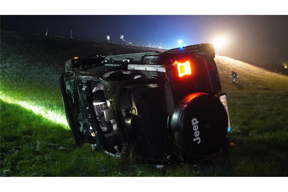 Auto stürzt Böschung herab - Fahrer stirbt Das Fahrzeug habe sich mehrfach überschlagen.