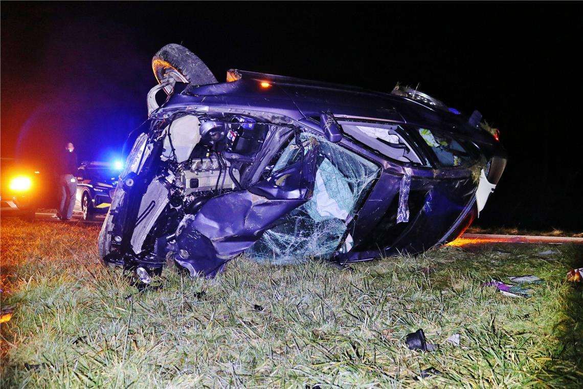 Schwerer Unfall bei Berglen Das Fahrzeug ist von der Straße abgekommen und hat sich überschlagen. Foto: Kevin Lermer/7aktuell.de