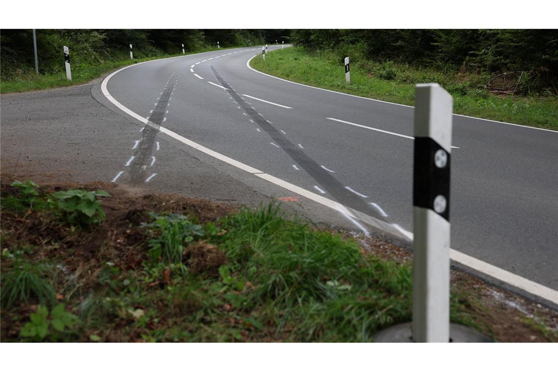 Tödlicher Unfall in Nordhessen: Zwei Ehepaare sterben Das Fahrzeug kam in der Nähe von Reinhardshagen von der Fahrbahn ab und prallte gegen mehrere Bäume, wie das Polizeipräsidium Nordhessen am Morgen mitteilte.