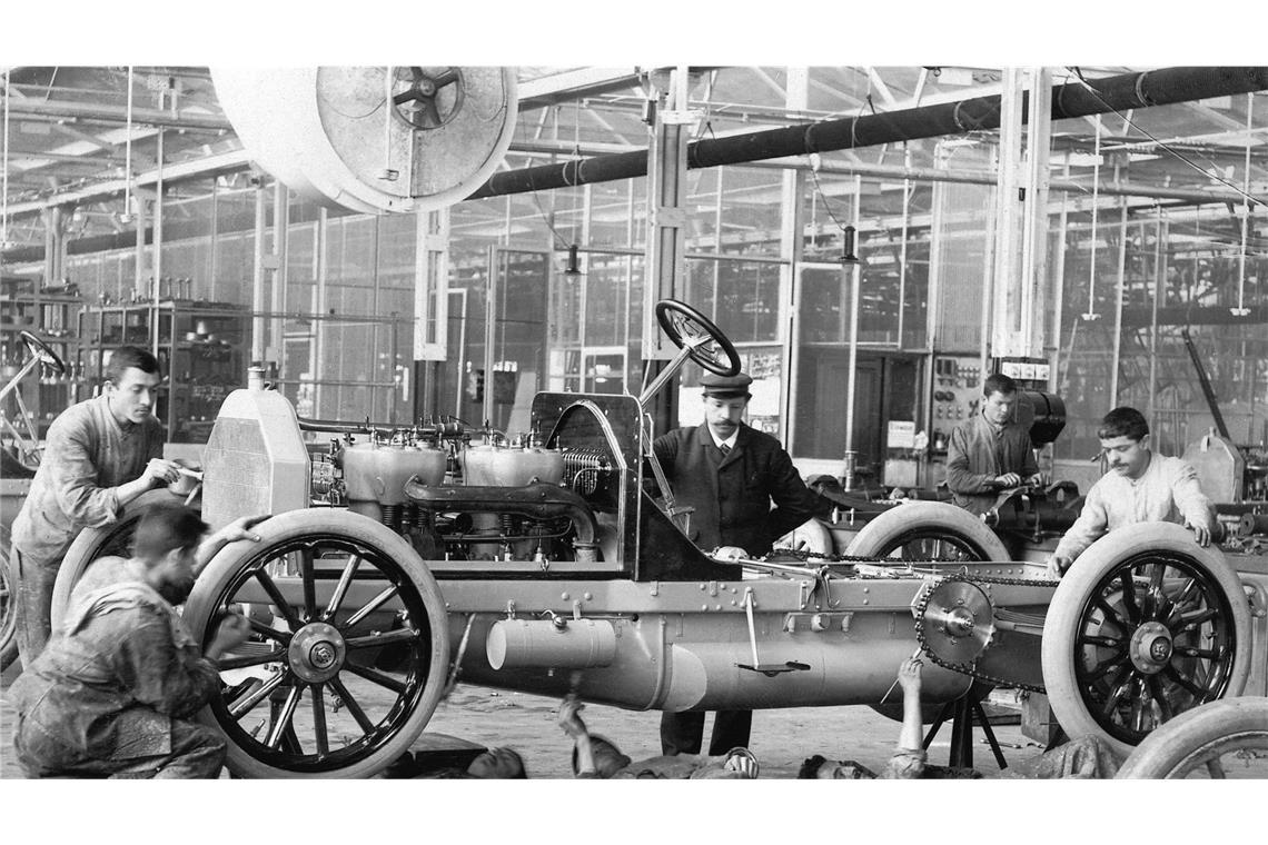 Warum Daimler-Benz fast Däumler-Benz geheißen hätte Das Fahrzeug nimmt Gestalt an.