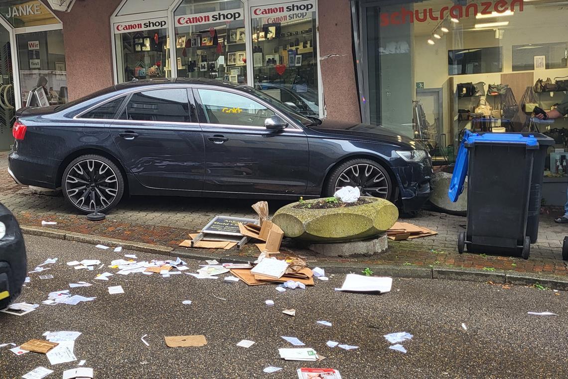 Auto rammt Laden in Backnanger Innenstadt Das Fahrzeug rammt den Laden in der Backnanger Marktstraße. Foto: K. Doberer