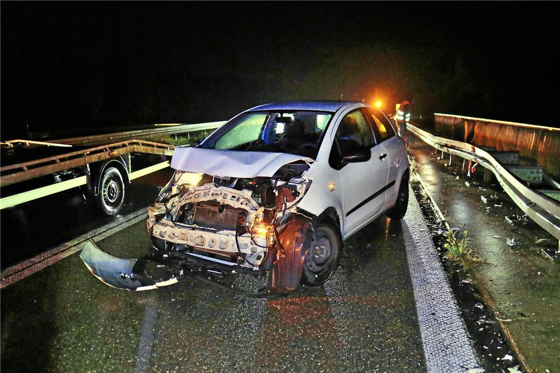 Das Fahrzeug war nach dem Aufprall nicht mehr fahrbereit und musste abgeschleppt werden. Foto: 7aktuell / Kevon Lermer