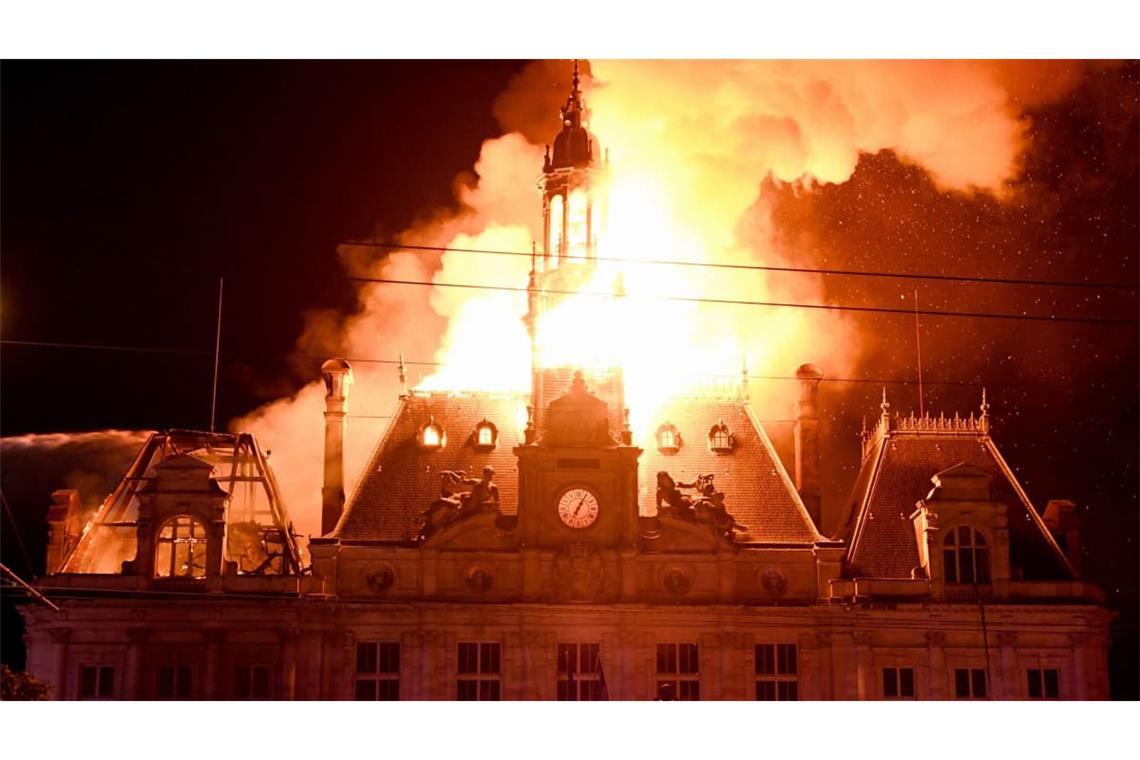Das Fanal der französischen Krawalle: das brennende Rathaus der Stadt Limoges.