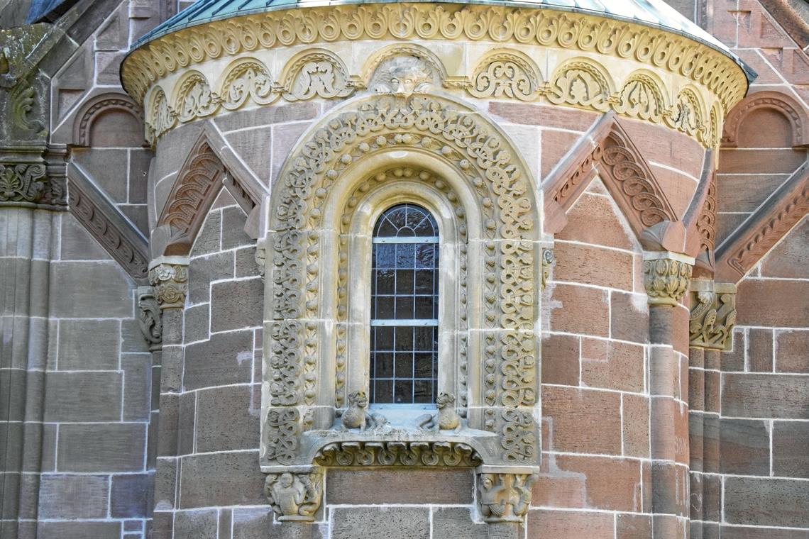 Das Fenster beziehungsweise dessen Einfassung ist reich verziert. Rolf Schweizer hat sich mit den möglichen Bedeutungen der Symbole und Figuren befasst und will sie in einem Buch erläutern und einordnen. Fotos: E. Klaper/MZ-Archiv