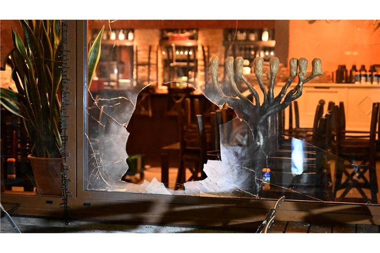 Das Fenster des Lokals wurde beschädigt.
