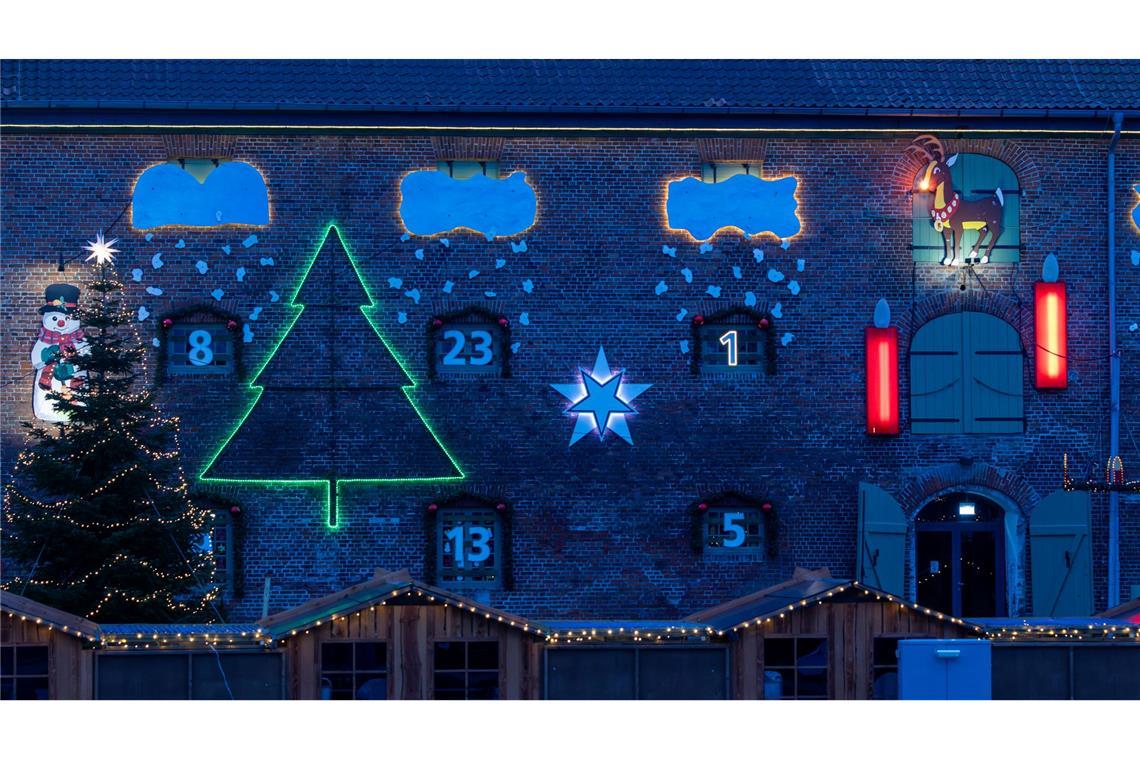 Das festlich beleuchtete Packhaus, mit der beleuchteten Zahl „1“ am Hafen in Tönning. Das im Jahr 1783 erbaute Backsteingebäude gilt in der Vorweihnachtszeit als der längste Adventskalender der Welt.