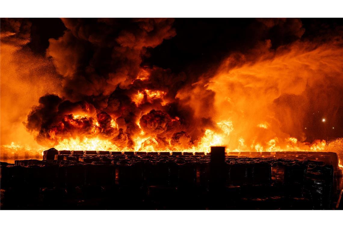 Großbrand im Münsterland - Firmenhallen zerstört Das Feuer brach auf dem Gelände einer Firma aus, die Kunststoff verarbeitet.