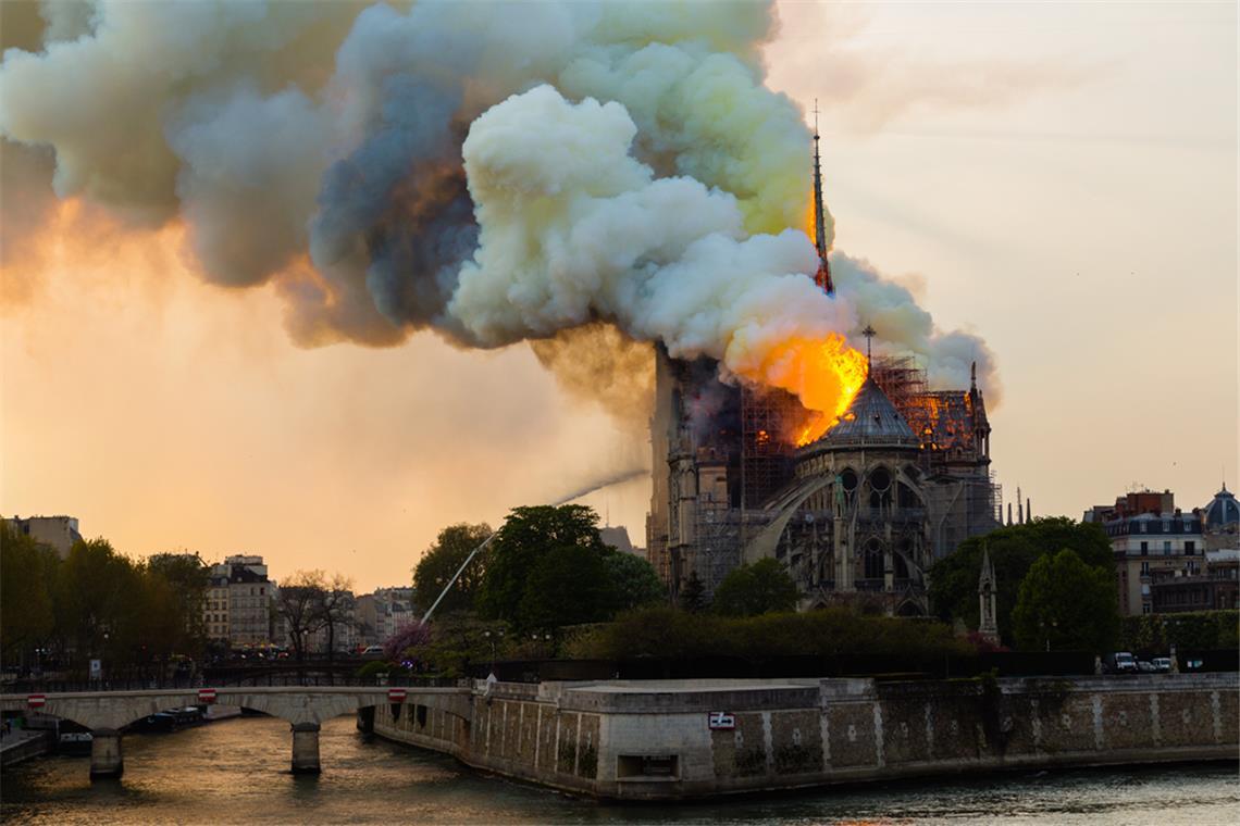 Warum hat Notre-Dame 2019 gebrannt? Das Feuer breitete sich damals schnell aus.