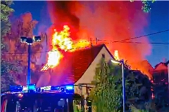 Das Feuer greift von der Scheune auf das Wohnhaus über.Foto: 7.aktuell.de/Alexander Hald