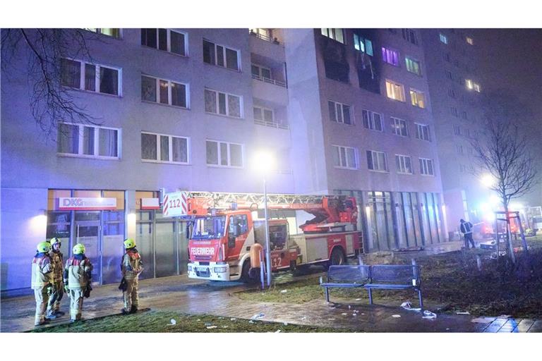 Das Feuer war am Mittwochabend in einer Wohnung eines 20-geschossigen Gebäudes im Ortsteil Friedrichsfelde im Bezirk Lichtenberg ausgebrochen.