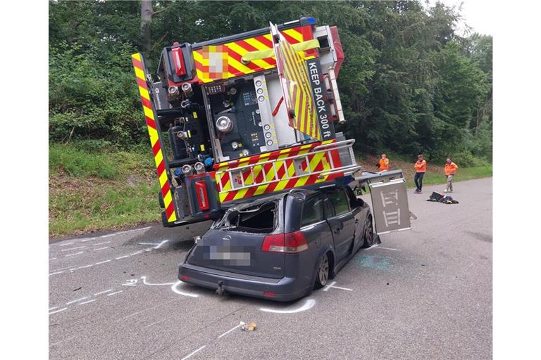 Das Feuerwehrfahrzeug kippte bei dem Unfall auf den Opel.