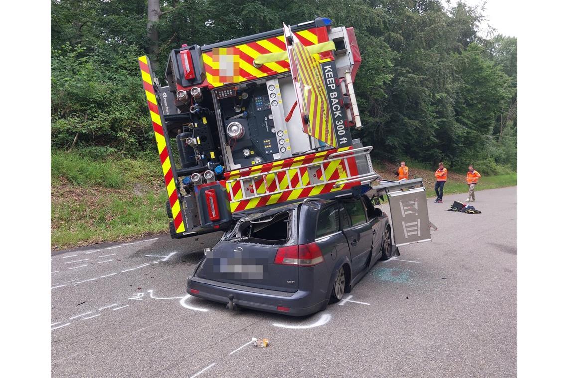 Das Feuerwehrfahrzeug kippte bei dem Unfall auf den Opel.