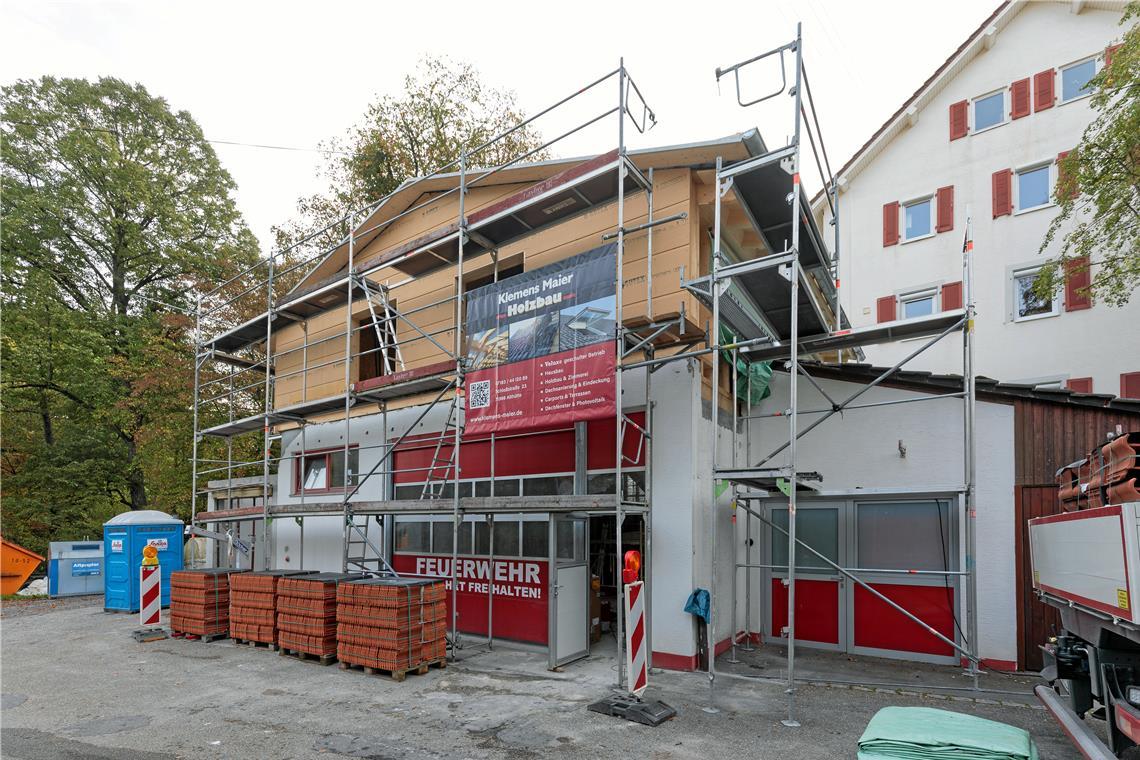 Kleine Leute auf Baustelleninspektion Das Feuerwehrhaus ist nach oben gewachsen. Auch der Rohbau der Garage (links) für den Mannschaftswagen steht schon.