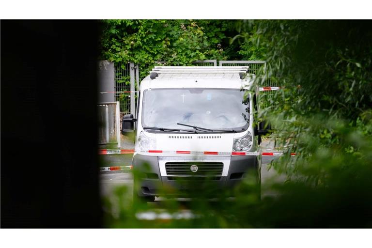 Das Fluchtfahrzeug wurde am Mittag abgeschleppt.